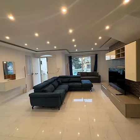 Luxury Private Pool Garden דירה