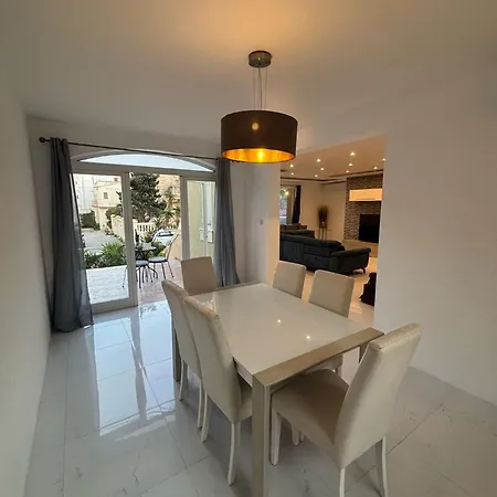 Luxury Private Pool Garden Apartman *